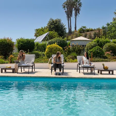 Hostwise - Modern & Shared Pool In Paredes Vandoma