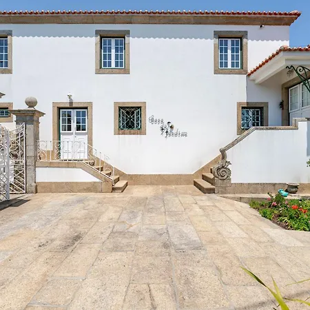 Hostwise - Modern & Shared Pool In Paredes * Vandoma