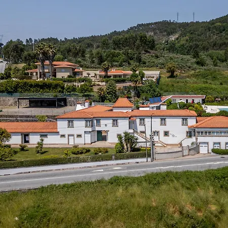 Hostwise - Modern & Shared Pool In Paredes