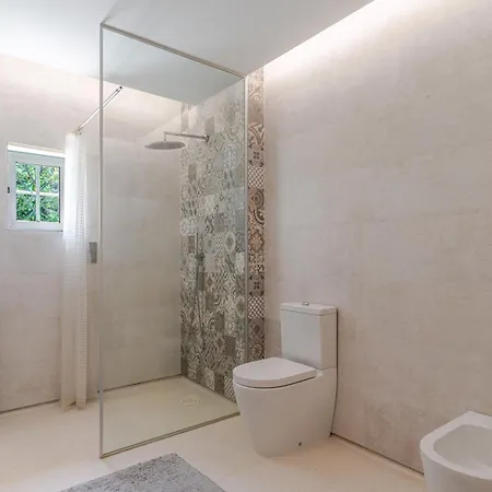 Hostwise - Modern & Shared Pool In Paredes * Vandoma