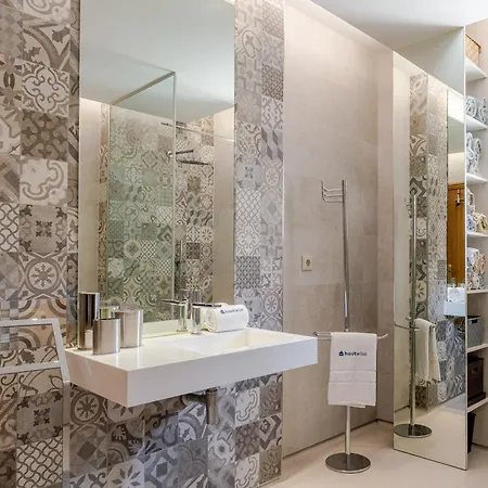 Hostwise - Modern & Shared Pool In Paredes *