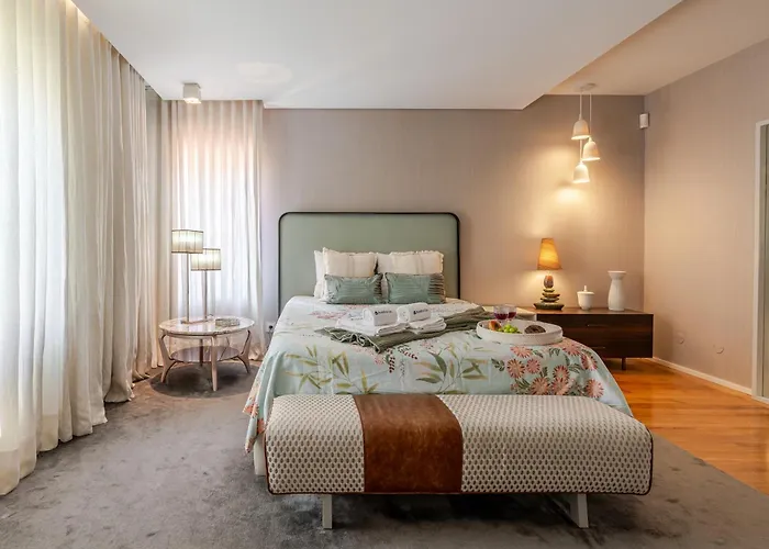 Hostwise - Modern & Shared Pool In Paredes Vandoma