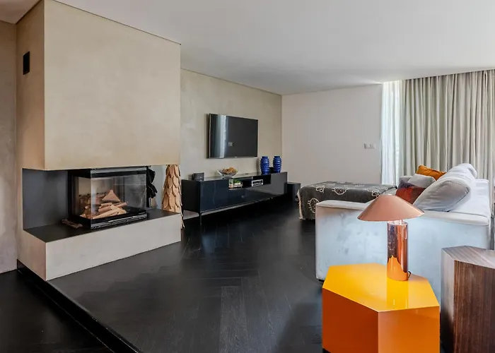 Hostwise - Modern & Shared Pool In Paredes