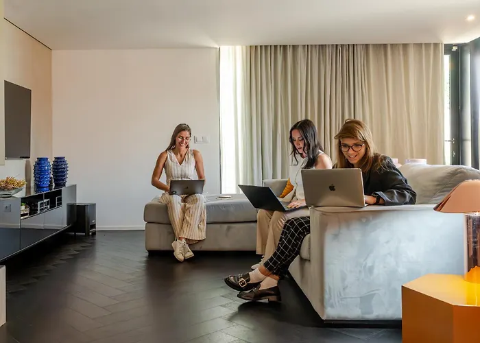 Hostwise - Modern & Shared Pool In Paredes アパート Vandoma