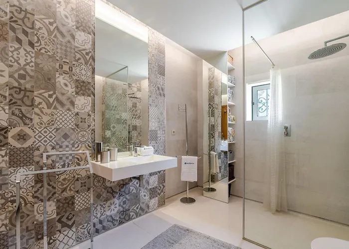 Hostwise - Modern & Shared Pool In Paredes アパート Vandoma