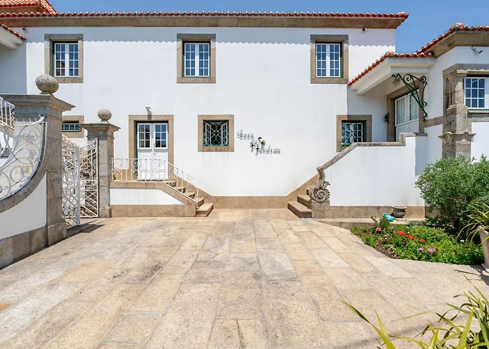 Hostwise - Modern & Shared Pool In Paredes * Vandoma