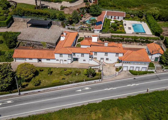 Hostwise - Modern & Shared Pool In Paredes *