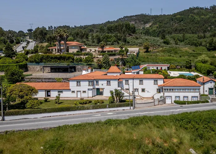 Hostwise - Modern & Shared Pool In Paredes